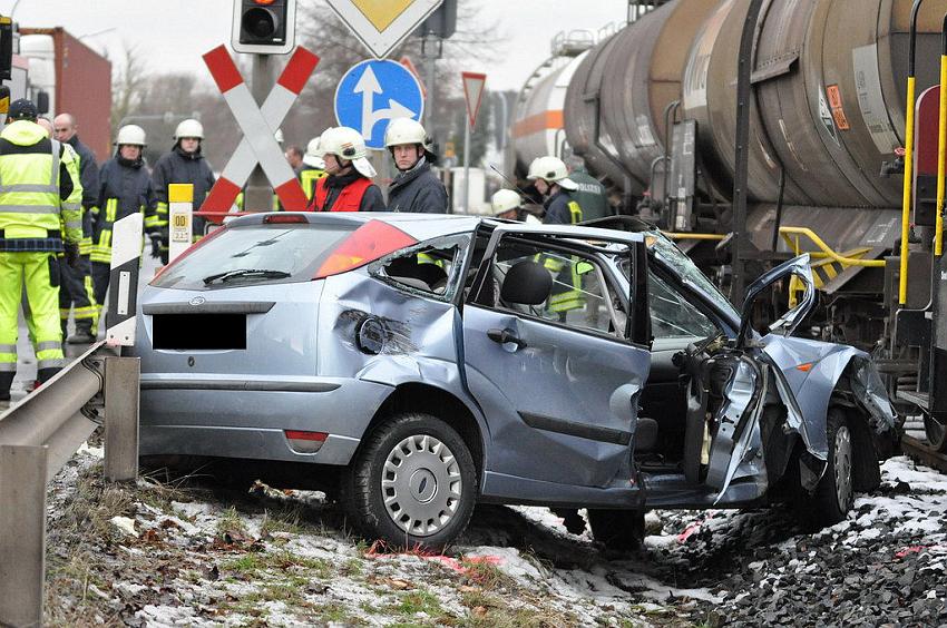 PKW gegen Zug Niederkassel Bingerstr P07.JPG